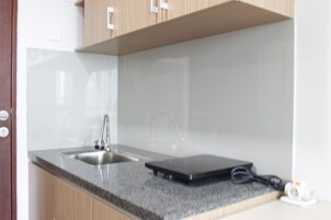 Habitación | Cocina básica privada | Frigorífico, placa de cocina y utensilios de cocina