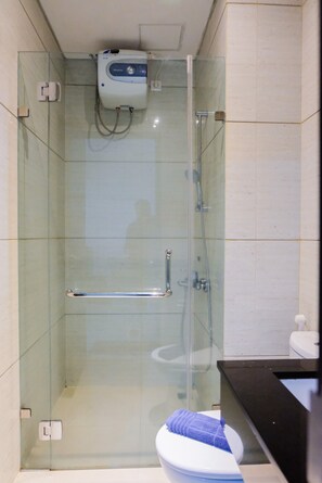 Kamar | Kamar mandi | Shower dan handuk