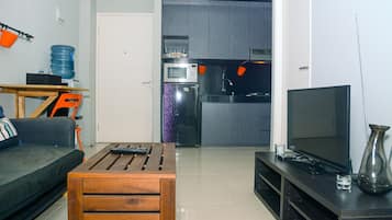 Habitación | Cocina privada | Frigorífico, placa de cocina y utensilios de cocina