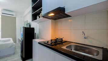Room | Private kitchenette | Fridge, stovetop, cookware/dishes/utensils