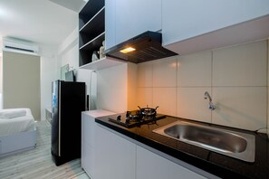 Habitación | Cocineta privada | Refrigerador, parrilla de estufa y utensilios de cocina 