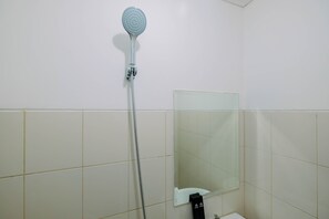Kamar | Kamar mandi | Shower dan handuk