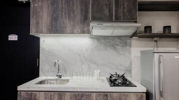 Rum | Eget kök | Kylskåp, spishäll och grytor/köksredskap