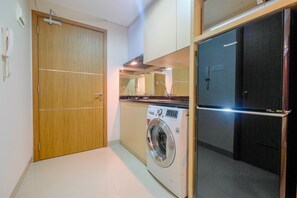 Room | Private kitchen | Fridge, stovetop, cookware/dishes/utensils