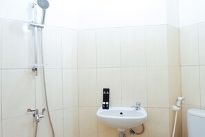 Room | Bathroom | Shower, towels - Spacious Studio Apartment at Pavilion Permata (Surabaya)