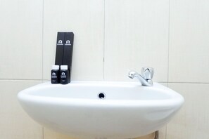 Bathroom sink - Spacious Studio Apartment at Pavilion Permata (Surabaya)