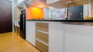 Een moderne keuken met een houten aanrecht, roestvrijstalen apparatuur en een ingebouwde oven.
