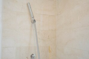 Habitación | Baño | Regadera y toallas