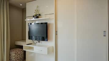 Room | Private kitchenette | Fridge, stovetop, cookware/dishes/utensils