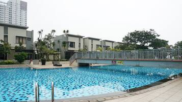 Hồ bơi ngoài trời