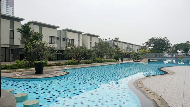 Un moderno edificio residencial con piscina.
