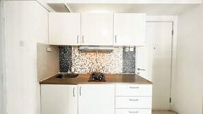Quarto | Cozinha privada | Geladeira, cooktop, talheres/pratos/utensílios de cozinha