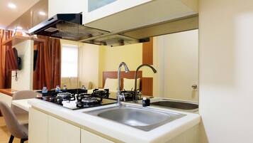 Room | Private kitchen | Fridge, stovetop, cookware/dishes/utensils