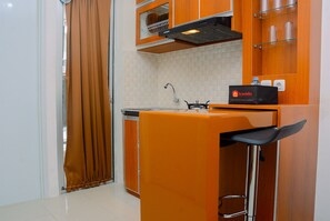 Refrigerador, placa de cocina, lavavajillas, utensilios de cocina