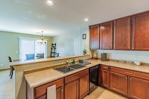 Fridge, microwave, oven, stovetop - Home Away From Home AZ (Gilbert)