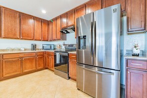 Fridge, microwave, oven, stovetop - Home Away From Home AZ (Gilbert)