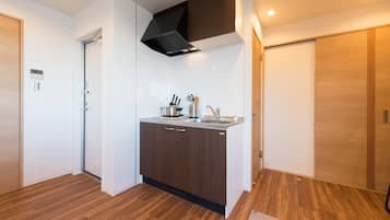 電冰箱、微波爐、爐台、電熱水壺