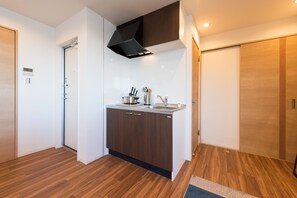 Frigorífico, microondas, placa de cocina y hervidor eléctrico