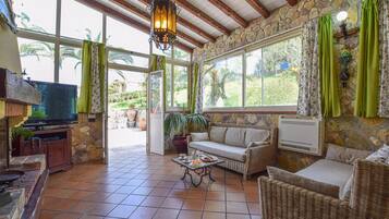 Caminetto, lettore DVD, tavolo da calcetto, tavolo da ping pong