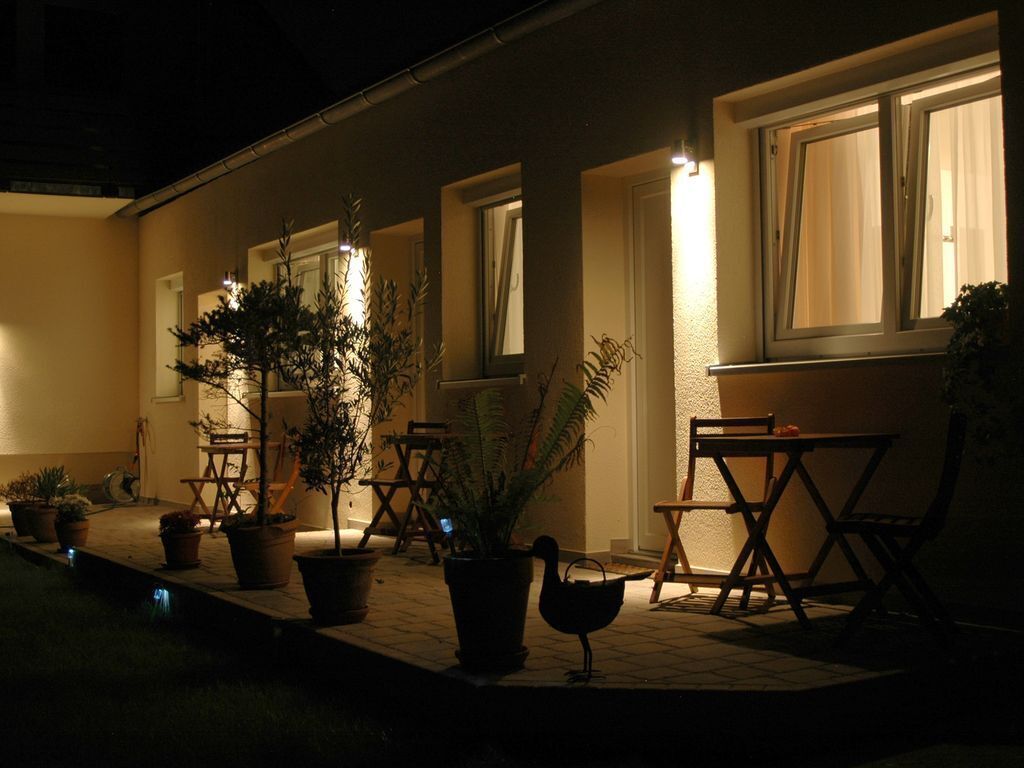 schöne Abendstimmung vor den Apartments - vielleicht bei einem Gläschen Wein …