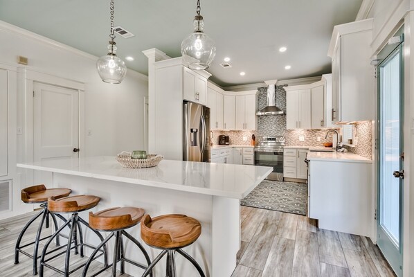 冷蔵庫、電子レンジ、オーブン、コンロ