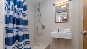 Shower, hair dryer, towels, soap - Stylish Apartment in the Heart of the City (Auckland)