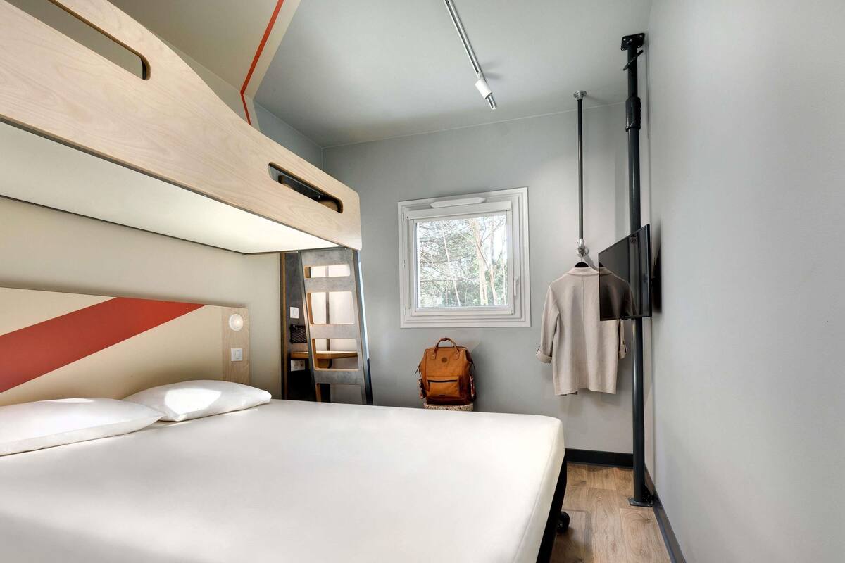 Chambre Triple (with a large bed and a single bed)