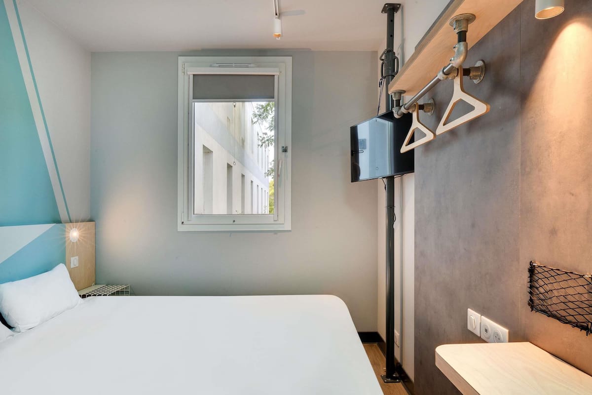 Standardzimmer, 1 Doppelbett | Schreibtisch, VerdunkelungsvorhĂ€nge, BĂŒgeleisen/BĂŒgelbrett
