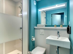 Standaard kamer, 1 tweepersoonsbed | Een bureau, verduisterende gordijnen, een strijkplank/strijkijzer