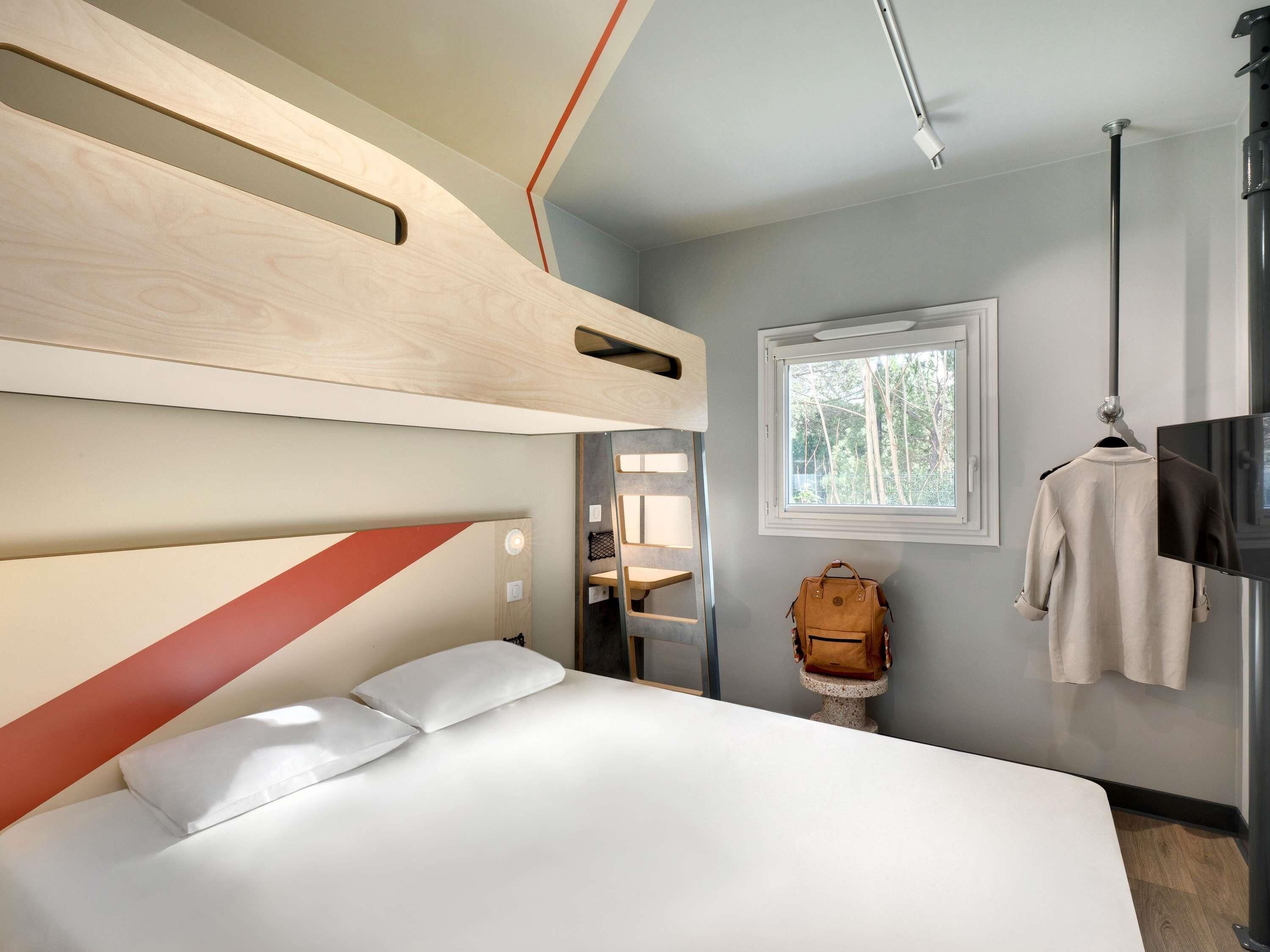 Dreibettzimmer (with a large bed and a single bed) | Schreibtisch, Verdunkelungsvorhänge, Bügeleisen/Bügelbrett