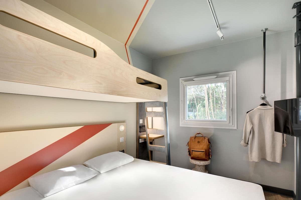 Dreibettzimmer (with a large bed and a single bed) | Schreibtisch, Verdunkelungsvorhänge, Bügeleisen/Bügelbrett