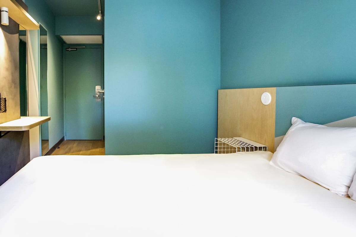 Standardrum - 1 dubbelsäng | Skrivbord, mörkläggningsgardiner, strykjärn/strykbräda och gratis wi-fi