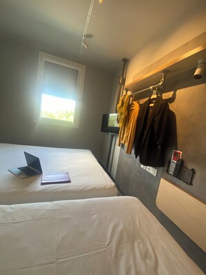 Dreibettzimmer (with a large bed and a single bed) | Schreibtisch, VerdunkelungsvorhĂ€nge, BĂŒgeleisen/BĂŒgelbrett