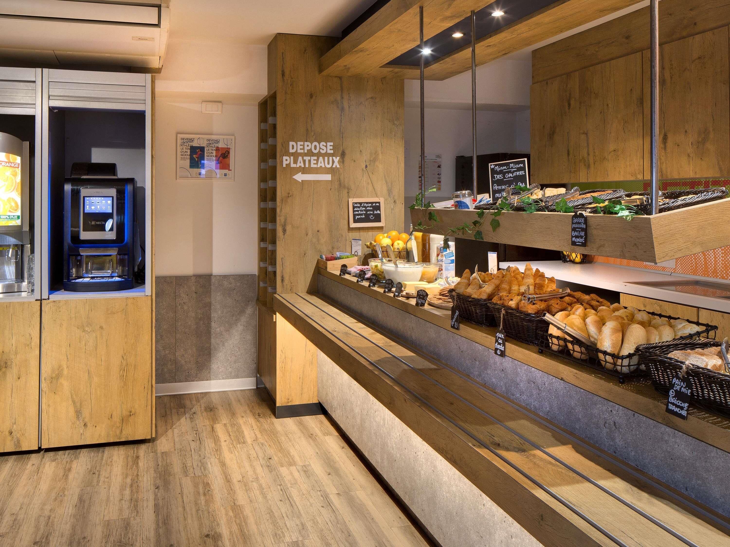 Daily buffet breakfast (EUR 9.00 per person)