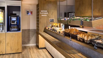 Petit déjeuner buffet (9.00 EUR par personne)