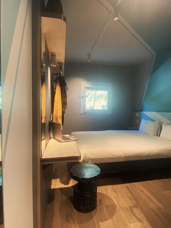 Double Room | Desk, blackout curtains, iron/ironing board, free WiFi