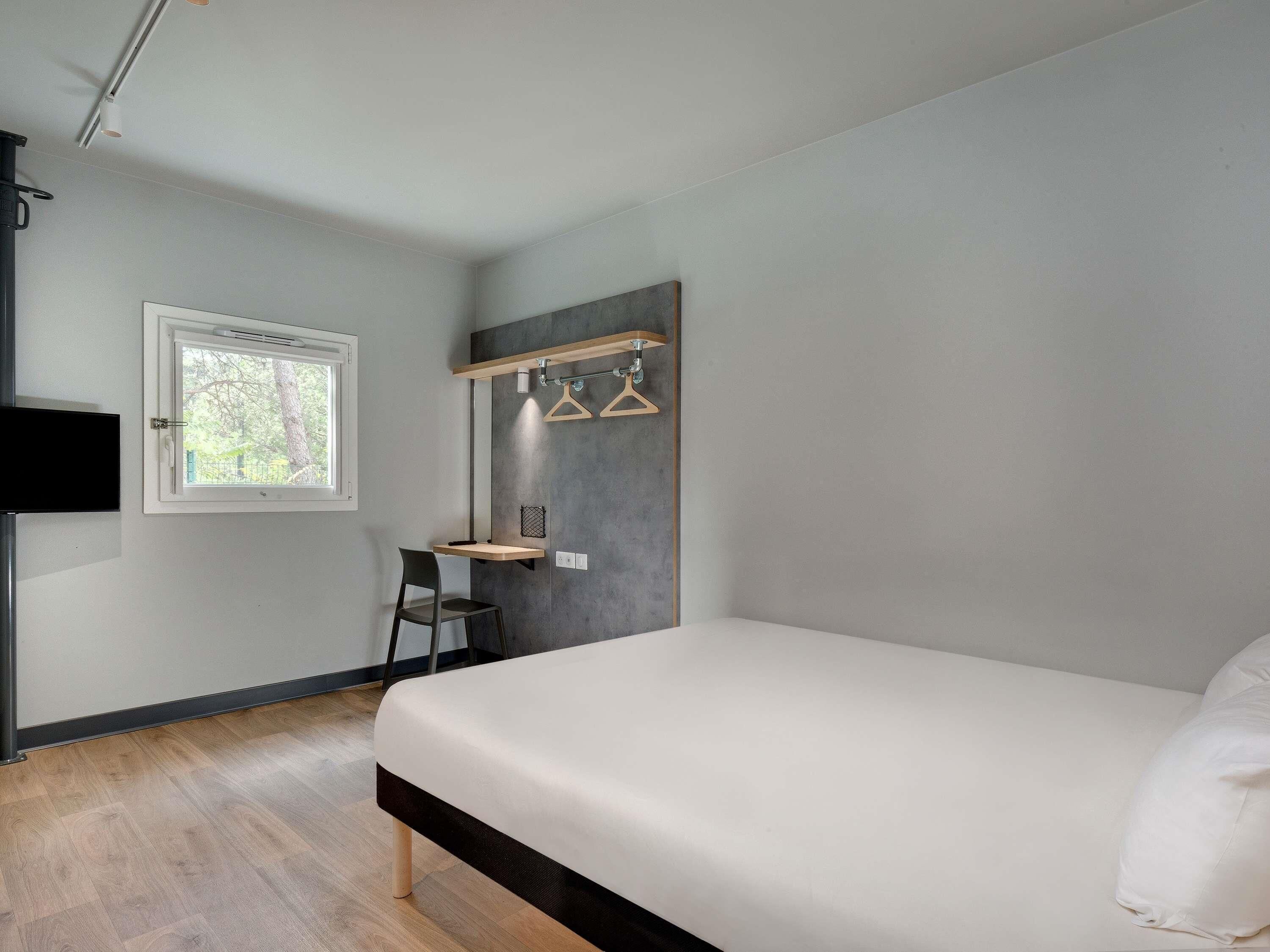 Habitación estándar, 1 cama matrimonial, con acceso para personas discapacitadas | Escritorio, cortinas blackout y tabla de planchar con plancha 