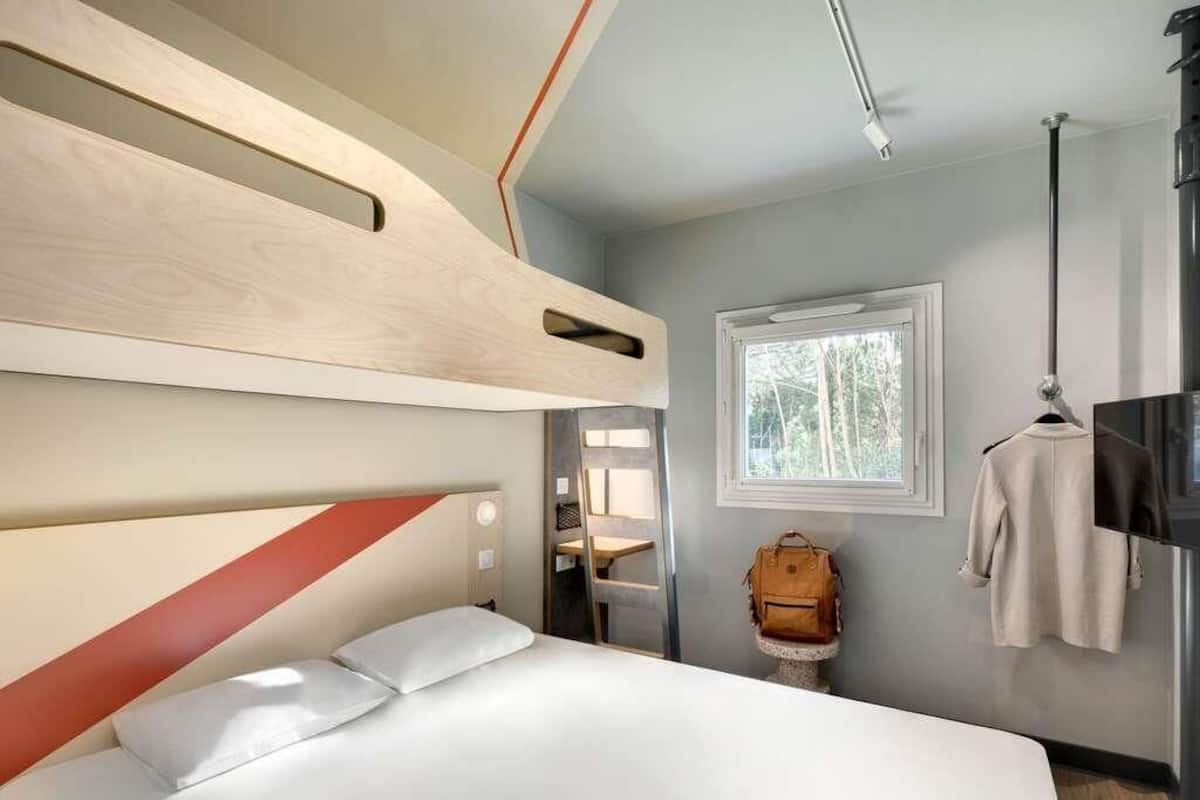 Quarto triplo (with a large bed and a single bed) | Escrivaninha, cortinas blackout, ferros/tábuas de passar roupa