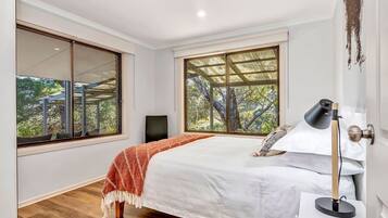 2 chambres, bureau, fer et planche Ă repasser, lit parapluie