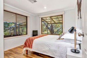 2 makuuhuonetta, työpöytä, silitysrauta/-lauta, vauvan matkasänky