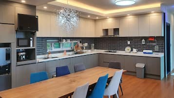 Habitación familiar | Cocineta privada | Refrigerador con congelador, microondas, parrilla de estufa y arrocera