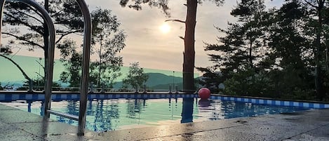 Una piscina al aire libre de temporada