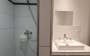 Een douche, handdoeken