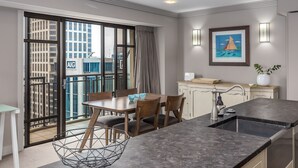 In-room dining - Luxury 2 bdm in Metropolis, Outstanding Views (Auckland)