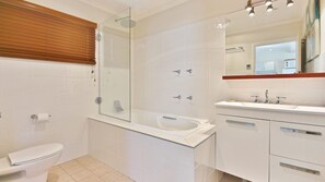 Combined shower/tub, towels