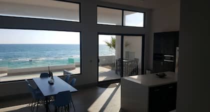 4 bedroom ocean front house in Las Conchas