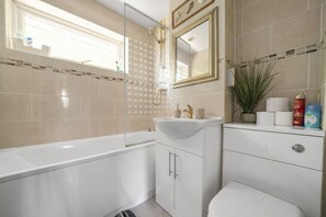 Casa | Baño | Tina con regadera, tina profunda, secadora de cabello, toallas 