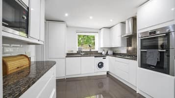 House | Private kitchen | Fridge, microwave, oven, stovetop