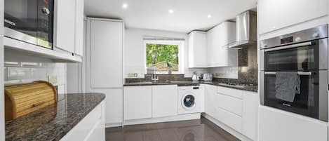 House | Private kitchen | Fridge, microwave, oven, stovetop