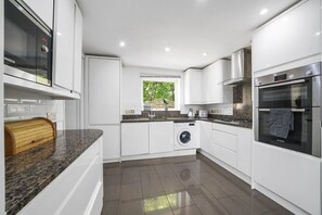 Private kitchen - House - Sleeps 8 & On-site Parking (Aylesford)